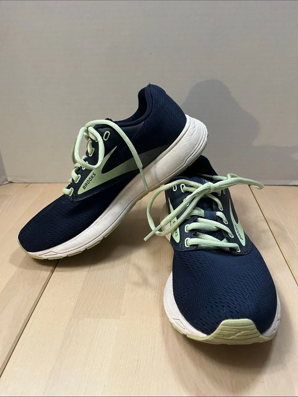 Brooks Navy Blue & Mint Green Sneakers Women’s 6.5 Medium